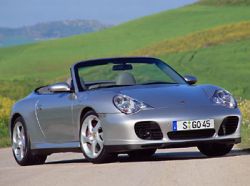 Seine Kraft ist unwiderstehlich. Jetzt kommt auch noch die Anziehungskraft der Sonne hinzu. Das neue Carrera 4S Cabriolet.