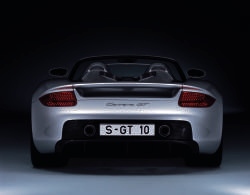 Was sitzt tiefer? Der Schwerpunkt des Fahrzeugs, oder die Leidenschaft unserer Ingenieure?